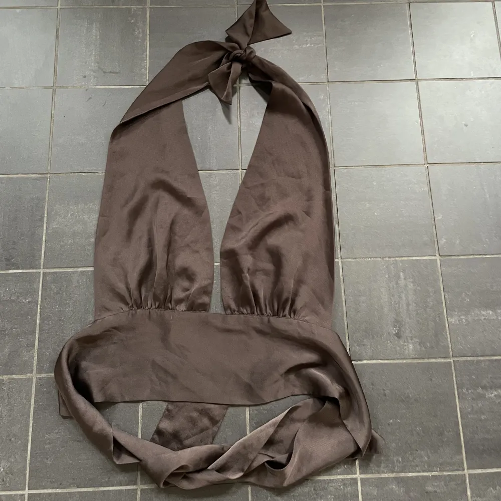 Säljer mina bruna topp från Gina tricot, ”cindy linne”. Den är v-ringad framsida och öppen baksida. Storlek 36🤎använd en gång!. Toppar.