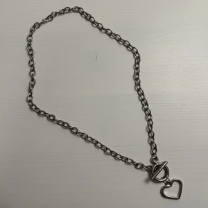 Halsband med hjärt smycke - Halsband med hjärt smycke som jag bara har använt ett fåtal gånger. Halsbandet ser fortfarande ut som ny.🤭🤩