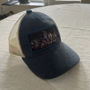 Velvet keps IFK Göteborg - Velvet keps med bild från när änglarna lyfter Uefa cupen!   