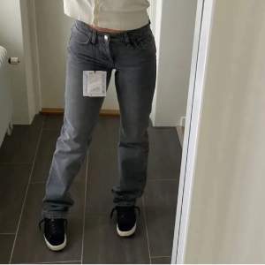 Oanvända, går ej att köpa längre och säljer på grund av att dom var för små. Lågmidjade fina zara jeans. 