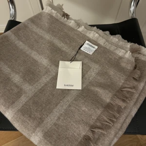 Toteme scarf monogram - Stor scarf (halsduk) från toteme. Den är i ull och kashmir  Prislapp kvar och nypris är 3000 kr