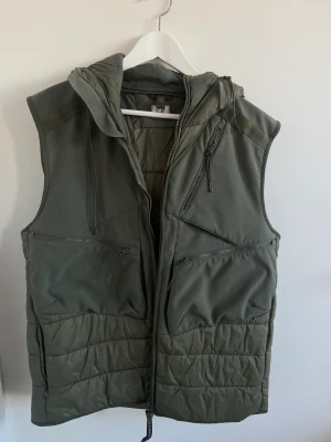 CP Shell - R Mixed Goggle Vest  - Jätte fin vest från CP väst i mycket fint skick använd fåtal gånger. Inköpt på NK i Göteborg. 