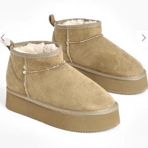 Uggs platform oanvända - Helt oanvända uggs-liknande skor med platform, perfekta till höst/vinter. Råkade beställa fel storlek.🩷 de är beigea/ lite olivnyans. Pris kan diskuteras