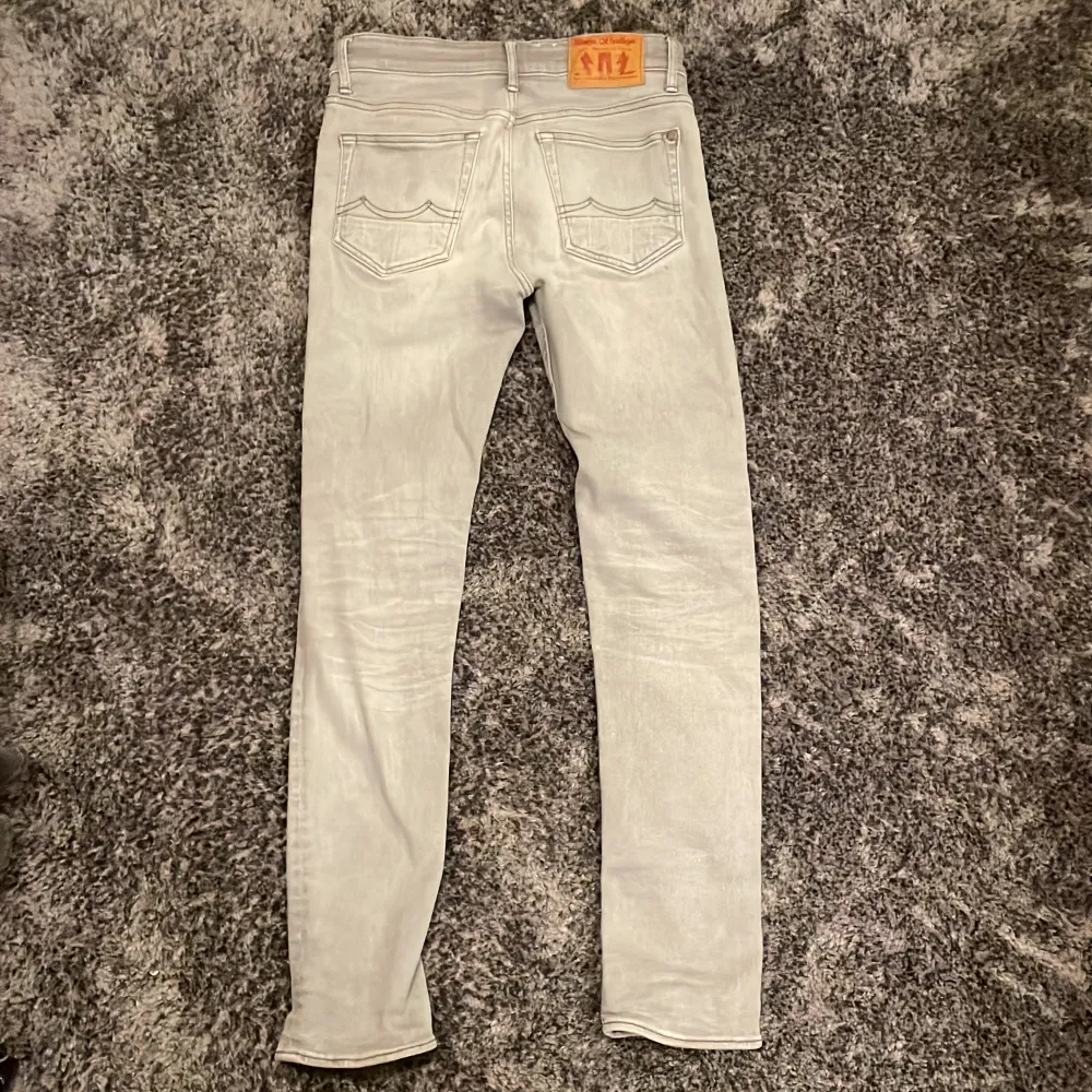 10/10 skick riktigt feta jeans slim fit. 1500kr nypris mitt pris 499kr pris kan diskuteras vid snabbaffär passar personer runt 175-180. Jeans & Byxor.