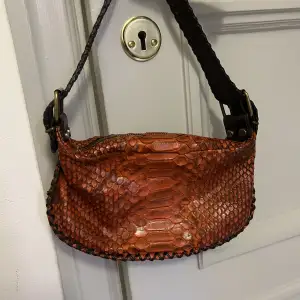 Säljer denna jätte fina handväska från gianni chiarini, andvänd några gånger men helt nytt skick. Perfekt lite mindre festligare väska 