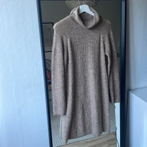 Stickad klänning - Säljer en stickad klänning från pieces. Använd fåtal gånger. Superfin nu till hösten. Svårt att fånga färgen på bild.