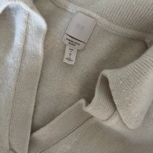 Merino tröja HM trend - Säljer denna superfina stickade tröjan från HM trend i merino-blandning (60 procent). Använd 2 gånger endast och är i superfint skick.🤍