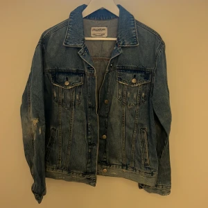 Jeansjacka - Slitningar vid armbågarna 