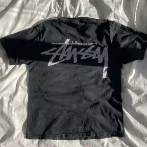 ascool stussy t-shirt.  har några blekningsfläckar, den är i använt skick.  nypris ligger på ca 1000kr 