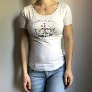 Vintage t-shirt med tryck - Vit fläckfri t-shirt med tryck. 