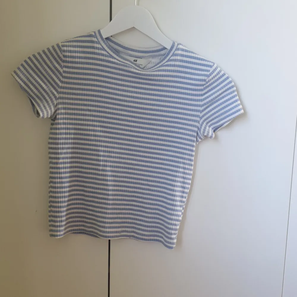 Jättefin blå/vit randig T-shirt säljer pga för liten 💕. T-shirts.