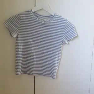 Jättefin blå/vit randig T-shirt säljer pga för liten 💕