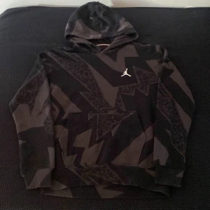 Jordan hoodie  - Jordan hoodie Svart grå Nypris: 1000 Pris 370 kr Pris kan diskuteras som alltid  Storlek S passar M 