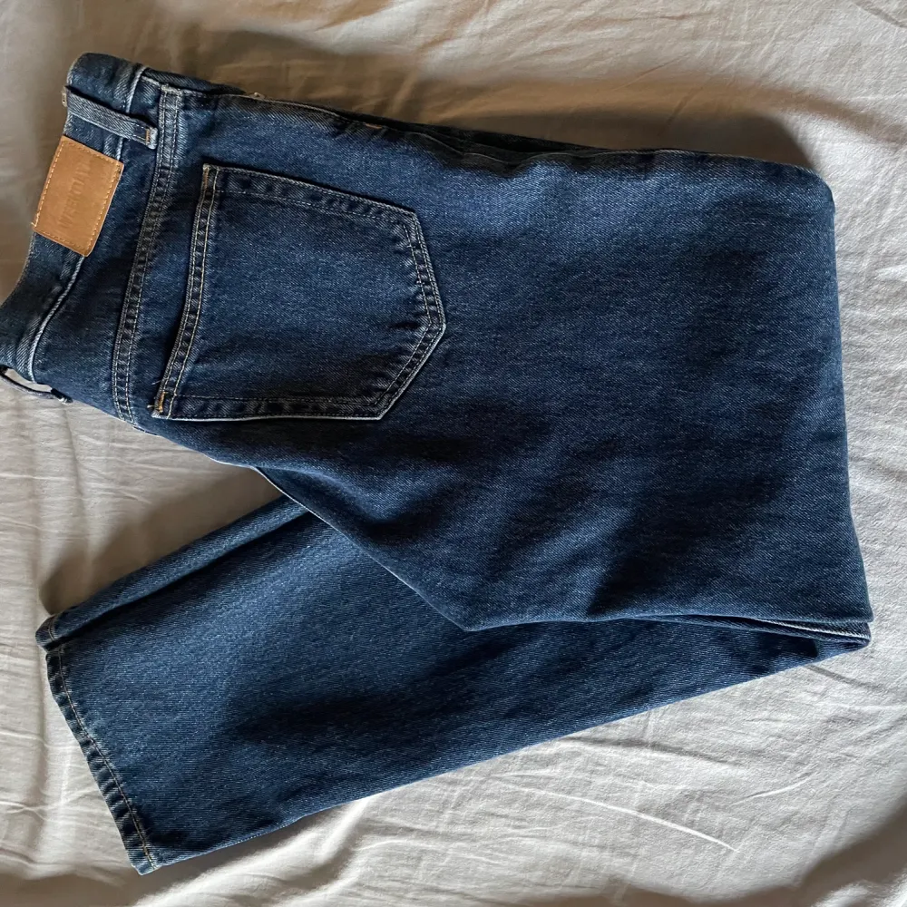 Mörkblåa Weekday jeans barrel. Storlek 29/32. Skick 10/10 använda en gång. Jag är 183 typ o väger 70 typ. Jeans & Byxor.