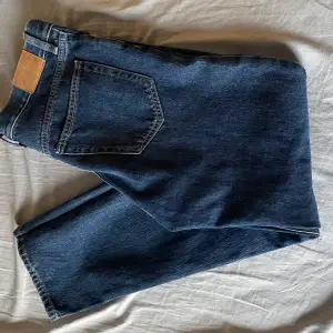 Mörkblåa Weekday jeans barrel. Storlek 29/32. Skick 10/10 använda en gång. Jag är 183 typ o väger 70 typ