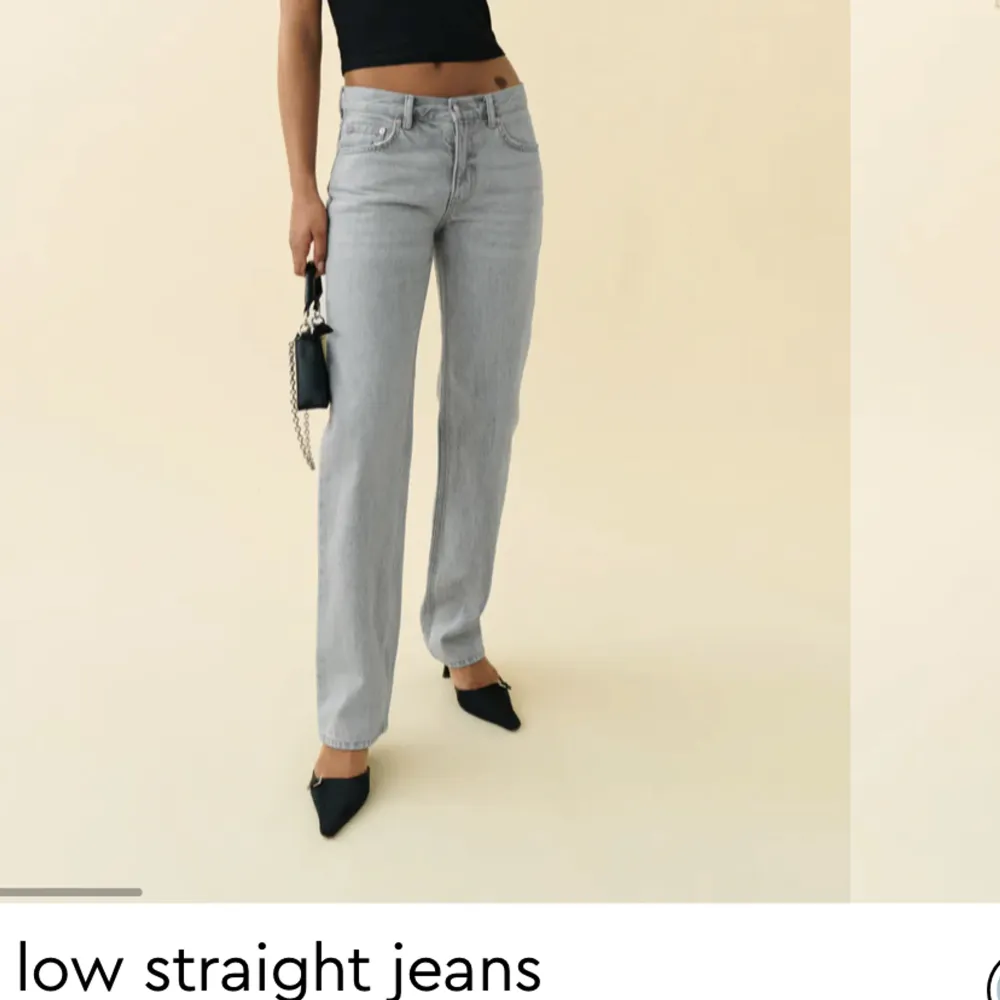 Säljer dessa grå jeansen då de blivit för små, använda några gånger men mycket bra skick! De är low waist och jag är 170 o de är bra i längden!💕. Jeans & Byxor.