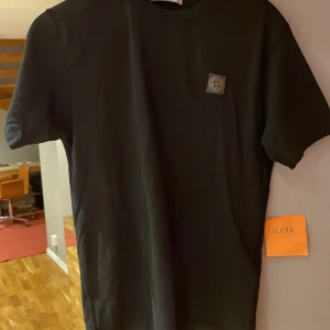 Stone island  - Helt oanväd perfekt sick en ny kostar 1609 men säljer denna för 850 om man är intresserad av 2 så har jag en till 
