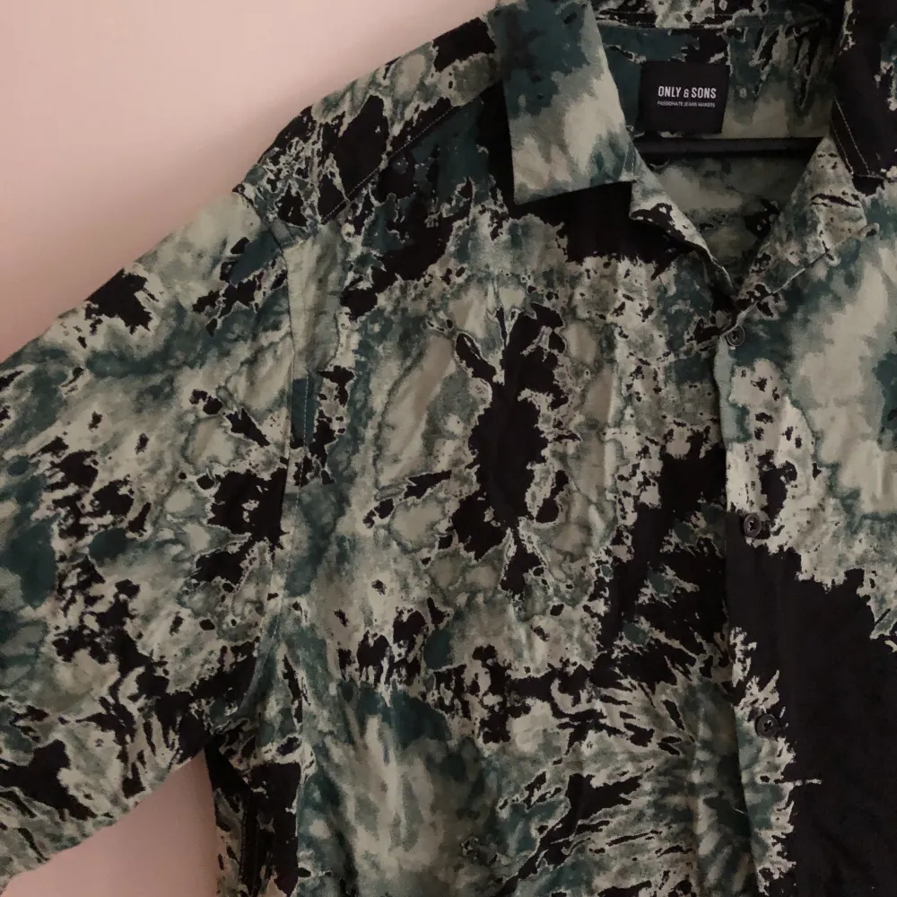 Avslappnad skjorta från ”only and sons” köpt från kill-avdelningen på ASOS. Skjortor.