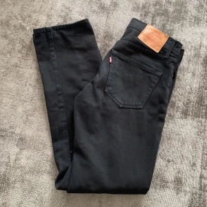 Levi’s jeans 501 - Jag säljer nu mina svarta Levis 501 då dem blivit för små i storleken, skicket på jeansen är 9/10 det är inga tecken på skador och inga tecken på solblekning. Köpta för 1100kr (priset kan diskuteras)