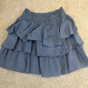 Zara volang kjol - Jätte fin blå volangkjol från zara nästan helt oanvänd då den är lite för stor på mig, skulle säga att den passar både s och m, skriv för mer bilder , pris kan diskuteras 