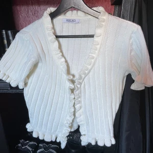 Kofta - Säljer denna då de inte är min stil🤍Aldrig använd och inga defekter vad jag ser🤍Mjukt material🤍