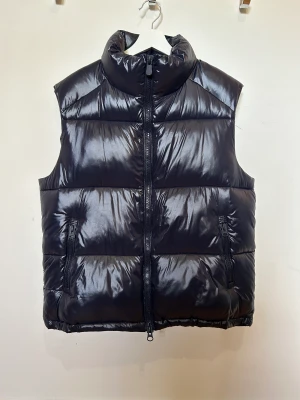 Save the duck vest - Save the duck vest i perfekt skick. Säljer den då jag inte använder den. Bara att höra av sig vid intresse 