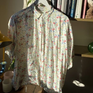 Blommig blus  - Bra skick! Axelvaddar!