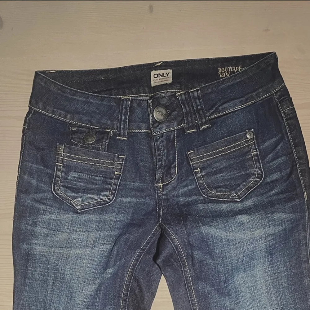Följ mig gärna då jag lägger upp liknande plagg 🌼Säljer dessa lågmidjade bootcut jeans från only. De är i storlek 27 w 34 l (som 36 i eu). De är 34 i midjan, 84 i innerbenet och 106 i ytterbenet. Skriv gärna om du har frågor ❤️. Jeans & Byxor.