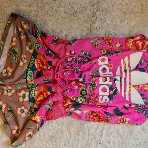 Adidas byxdress - Jätte fin byxdress i storlek S. Knappt använd