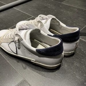 Philippe Model - Iprincip oanvända, storlek 45 skulle säga att de passar även om du har 46, fås med box och dustbag, allt og helt enkelt! TAGS Nypris: 4214kr från Farfetch! Sökord: lanvin dior moncler golden goose skor sneakers arigato valentino flycrew)