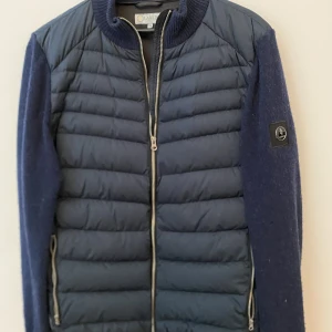 Lagency cardigan - En Lagency Cardigan i en riktig fint skick. Nypris ca 3200.  Jag är 185cm och den passar perfekt 