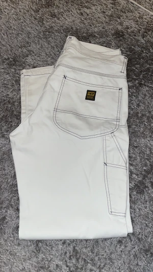 Diesel jeans - Fint skick bara legat i en garderob hos min moster så tog hem och tvätta, kanske en synlig fläck på sista bilden om man kollar noga. Kollar du Google ligger dom på upp mot 1500 så säger 400 så länge