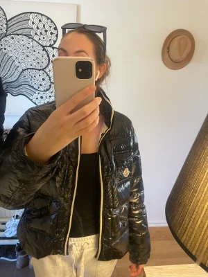 Svart moncler jacka  - Hej! Säljer min underbara moncler jacka i storlek 0. Skulle säga att storleken motsvarar en xxs-xs och säljer därmed jackan för att den är för liten på mig..🫶  Jackan är sparsamt använd och äkta men det saknas tyvärr kvitto så därav priset.💕