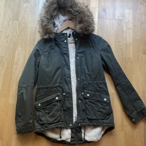 Grön jacka - Grön jacka storlek 36