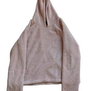 Fluffig hoodie från Gina Tricot. Storlek XS. Finns en liten fläck som säkert går bort i tvätten 💞
