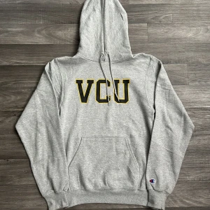 Champion VCU Hoodie  - Snygg college Hoodie ifrån champion i storlek XS! Bara att skriva om du undrar över något🙏