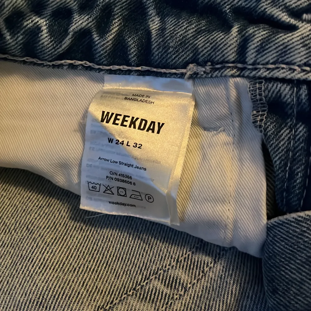 Ett par lågmidjade weekday jeans i modellen arrow. Dem har tyvärr blivit små och kommer inte till användning.❤️. Jeans & Byxor.