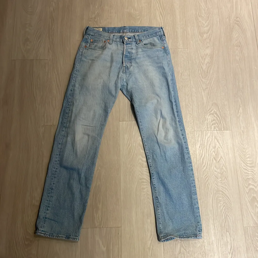 Jag säljer dessa levis jeans som är i ganska bra skick säljer dem då de är för små. Orginal pris 1000kr. Skriv om ni har någon fråga!. Jeans & Byxor.