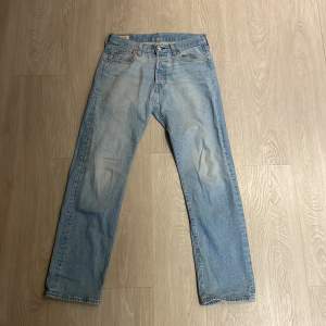 Jag säljer dessa levis jeans som är i ganska bra skick säljer dem då de är för små. Orginal pris 1000kr. Skriv om ni har någon fråga!