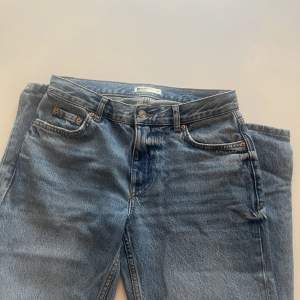 Low staight jeans i normal längd. Strl 34 och nyskick!