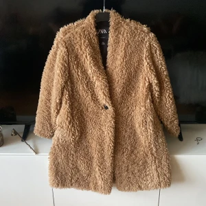 Teddyjacka - Längre teddyjacka i bra skick från Zara