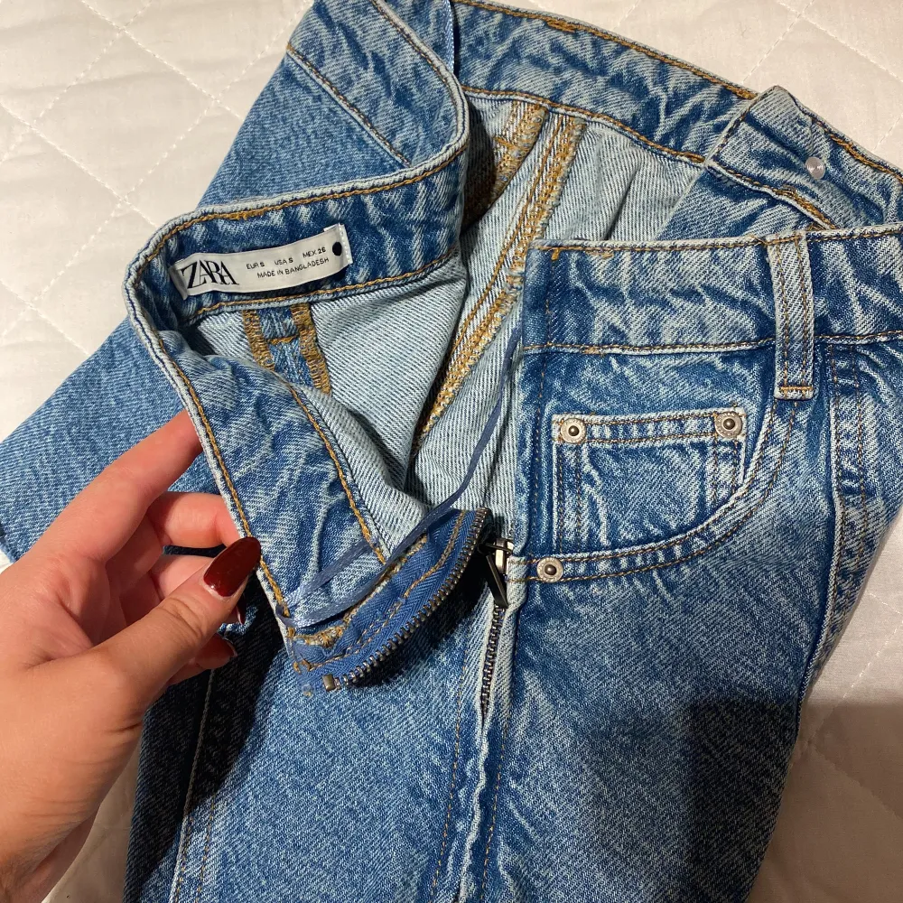 Jeans topp från zara, använd 1 gång så i nyskick, strl S och den har en dragkedja på sidan. Köpare står för frakt . Toppar.