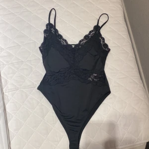 Boddy  - Helt oanvänd boddy från zara, har spets framtill. Köpare står för frakt 