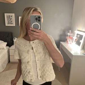 Kortärmad kofta - Fint skick, pris kan diskuteras vid snabb affär🙌🏻använd gärna köp nu funktionen💗