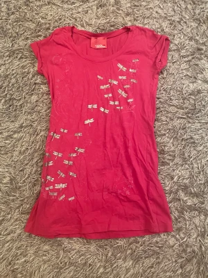 Assnygg tshirt 🤩 - Säljer för att den inte är min stil, men fortfarande assnygg, i storlek M. Passar perfekt till ett par lågmidjade jeans till exempel 😍