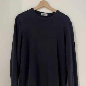 Stone island tröja - Säljer nu min stone island tröja i storlek 170 som motsvarar M/L då jag inte använder den. Bra skick! 