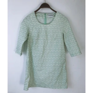 Grön mönstrad retro klänning - En mönstrad/ blommig klänning i storlek S.