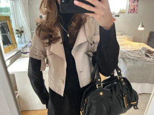 Kortärmad beige jacka - Assnygg kortärmad jacka, jättefin utanpå ex. Stickade tröjor!💗