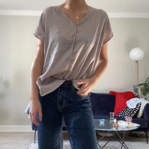 Glansig t-shirt - Storlek S 