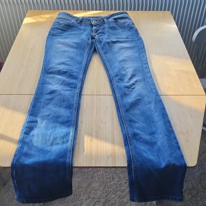 Tommy hilfigher jeans W28 L34 - Hilfiger denim bra sick lågmidjade.